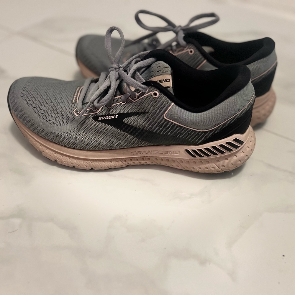 Brooks Transcend 7. Women’s. Greenish-Blue/Black. Size 9
